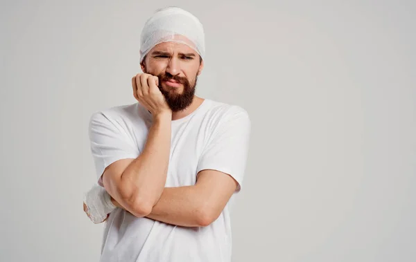 Uomo con problemi di salute della testa fasciato trauma malcontento ospedalizzazione — Foto Stock