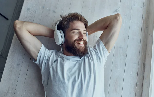 Man met baard in hoofdtelefoon luisteren naar muziek vrije tijd interieur levensstijl — Stockfoto