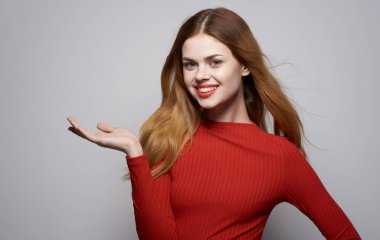 Güzel bir kadın elleriyle hareket eder. Uzay duygularını taklit eder.