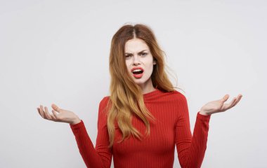 duygusal bir kadın elinde saçı kırmızı elbise kırpılmış stüdyo gri arka plan