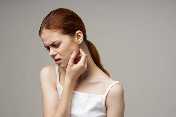 Vrouw in wit t-shirt houdt hand van eigenaar kiespijn emotie model — Stockfoto