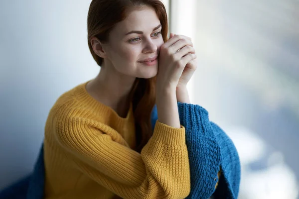 Mulher bonita em suéter amarelo sorriso atraente olhar para casa interior — Fotografia de Stock
