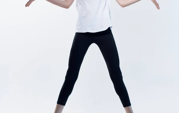 Energická žena ve sportovním oblečení na lehkém pozadí zábavné emoce model — Stock fotografie