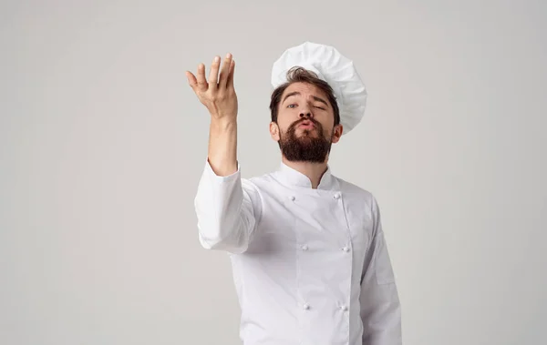 Uno chef in abito leggero gesticolando con le mani un professionista nel suo modello di cucina da campo — Foto Stock