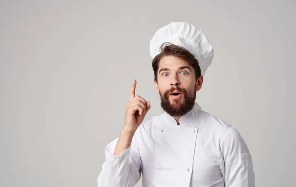 Kuchař Cook čepice emoce profesionálové studio šedé pozadí — Stock fotografie