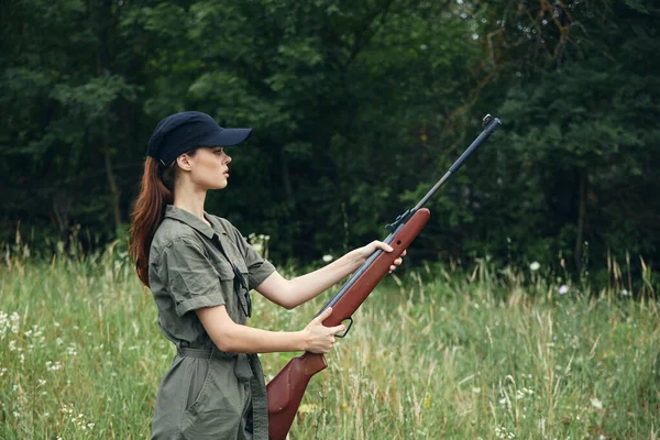 손에 총을 쥐고 있는 군 여성은 생활 방식이 신선하다 — 스톡 사진