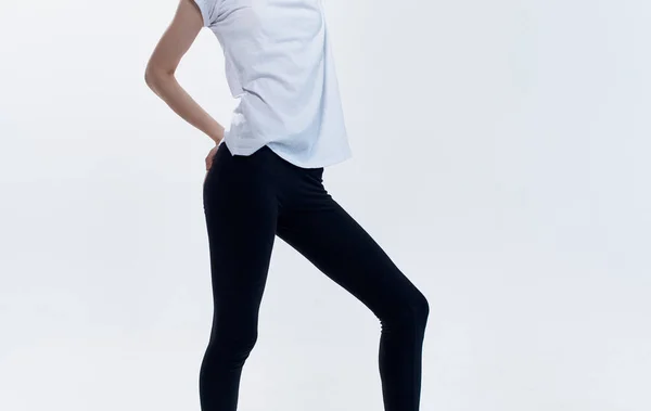 Mulher em leggings e em t-shirt branca vista cortada da aptidão desportiva — Fotografia de Stock
