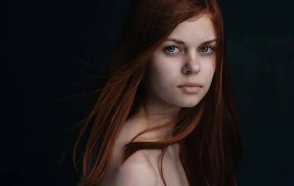 Όμορφη γυναίκα ελκυστική φαίνονται γυμνοί ώμοι σκούρο φόντο — Φωτογραφία Αρχείου