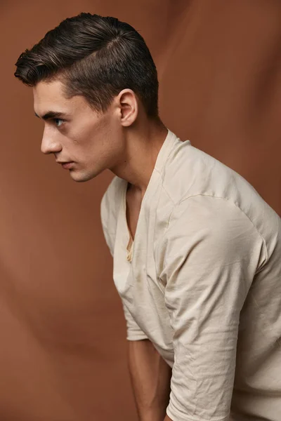 Όμορφος νεαρός αρσενικό t-shirt πλευρά άποψη χτένισμα της μόδας — Φωτογραφία Αρχείου