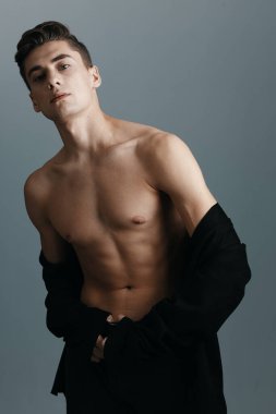 Omzunda ceketi olan adam. Salı günü çıplak, güzel esmer surat.