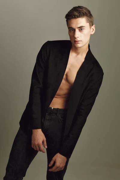 男で黒シャツポートレートファッション現代的な髪型 — ストック写真