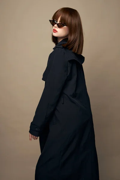 Glimlachende vrouw jas met riem aantrekkelijk uiterlijk verheugen studio — Stockfoto