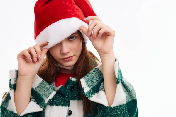 Гарна жінка в капелюсі Санта позує крупним планом — стокове фото