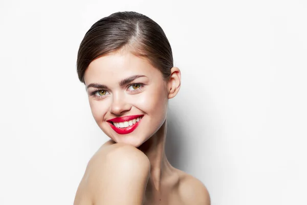 아름다운 여인웃는 빨간 입술 매력 매력 매력 매력적 인 밝은 화장 — 스톡 사진