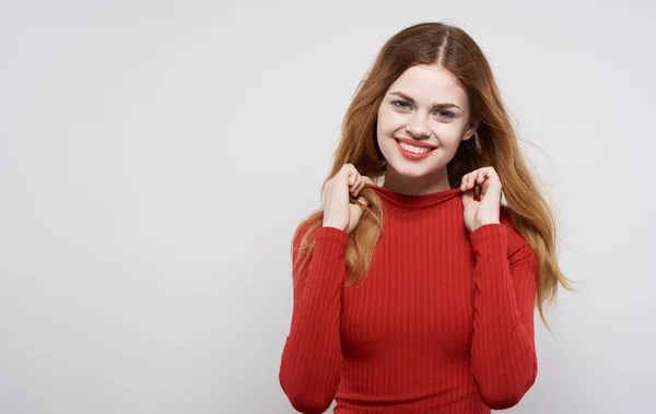 Hübsche Frau in rotem Kleid attraktiv aussehen Kosmetik Glamour heller Hintergrund — Stockfoto