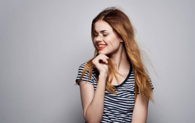 Güzel bir kadın, güzel bir saç stili kozmetik, çekici duygular zarif bir tarz.