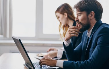 İş arkadaşları ofis masası teknolojisi finans uzmanları 
