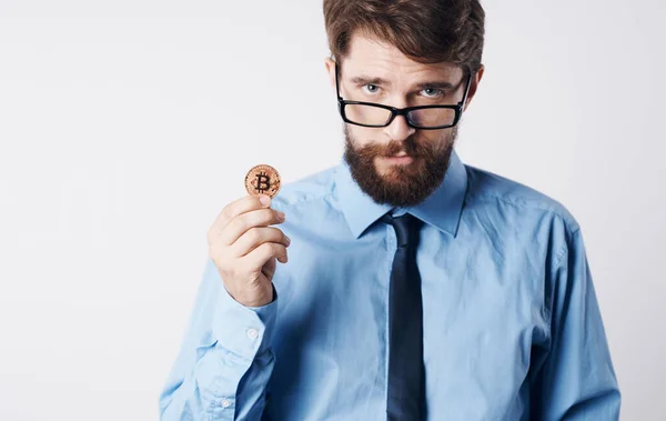 Ділова людина в сорочці з краваткою фінансові інновації технології електронний гаманець — стокове фото