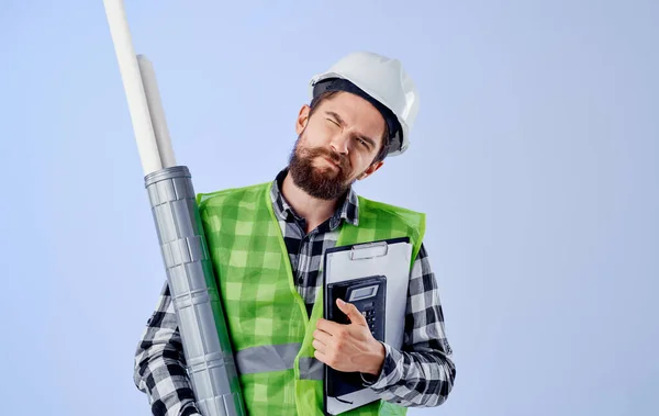 緑のベストホワイト設計図エンジニアの職業の男性ビルダー — ストック写真