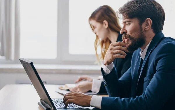 Colleghi di lavoro in ufficio scrivania tecnologia finanziaria professionale — Foto Stock