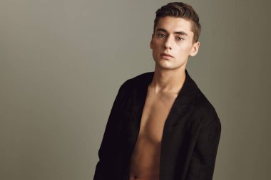 Siyah tişörtlü, şık saç stili çekici bir adam. Yakın çekim modeli.