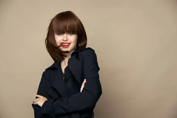 Mooie brunette donkere jas elegante stijl poseren studio — Stockfoto