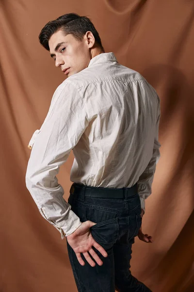 Άνδρας σε λευκό πουκάμισο μπεζ φόντο — Φωτογραφία Αρχείου