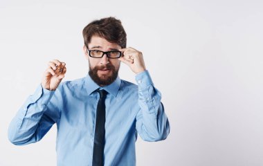 Kravatlı iş adamı elektronik finans ödeme sistemi internet teknolojisi