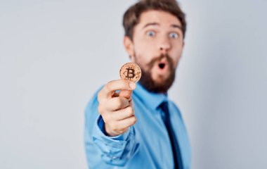 Elinde bozuk para olan bir adam duygularıyla başarıya ulaşır zenginlik kripto para birimi bitcoin