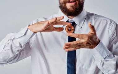 Bir iş adamının elindeki Bitcoin para kriptoyu bozdurmayı başardı.
