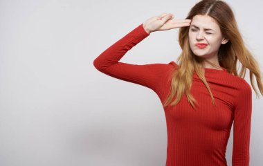 Kırmızı elbiseli güzel bir kadın. Duyguları var. Saç stili çekici.