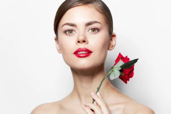 Młoda kobieta Atrakcyjny wygląd róża w rękach gołe ramiona jasny makijaż — Zdjęcie stockowe