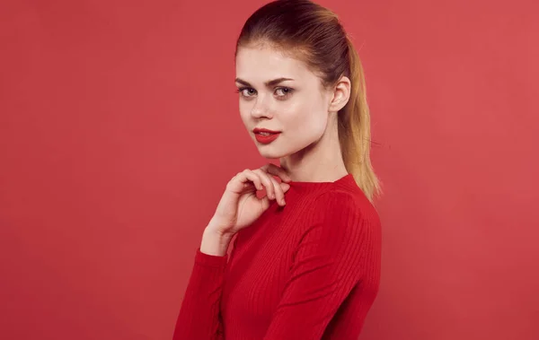 Vacker kvinna i röd klänning glamour röda läppar attraktiv utseende beskärd utsikt — Stockfoto