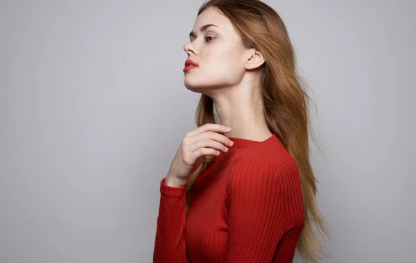 Frau im Pullover Make-up Modell grau Hintergrund abgeschnitten Ansicht — Stockfoto