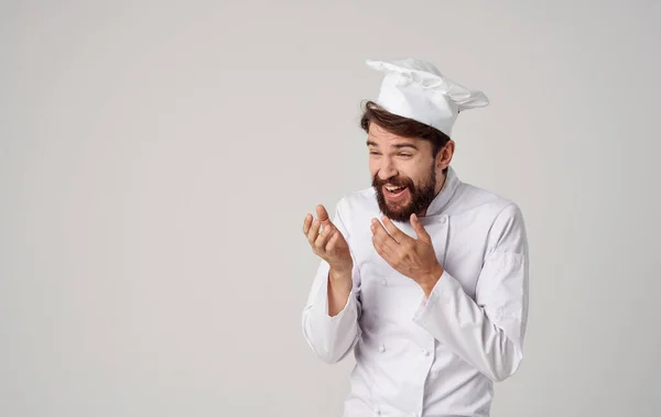 Uno chef in abito leggero gesticolando con le mani un professionista nel suo modello di cucina da campo — Foto Stock