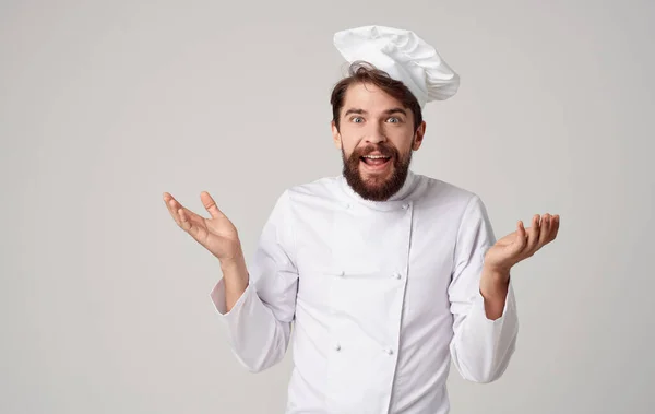 Profesionální kuchař gesta s rukama na světlém pozadí ořezal pohled na model čelenky — Stock fotografie
