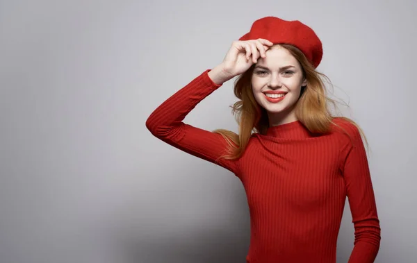 Atractiva mujer atractiva en vestido rojo y en un sombrero de lujo glamour cosméticos —  Fotos de Stock