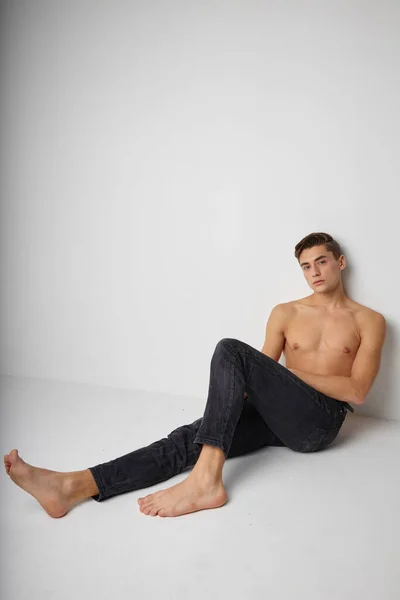Muž sedí na podlaze nahý trup představuje izolované pozadí — Stock fotografie