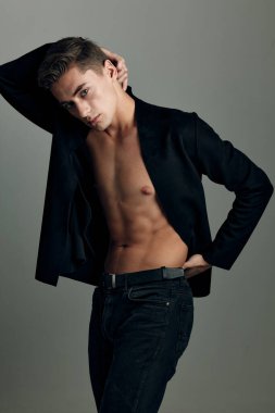 Siyah ceketli, şık, çekici, seksi görünümlü bir adam.