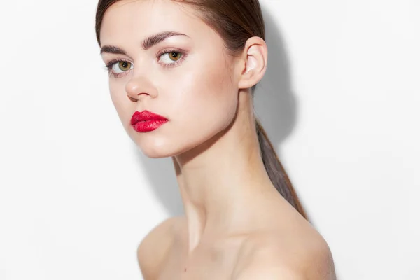 Modell nakna axlar röda läppar attraktiv look lyx ljus makeup — Stockfoto