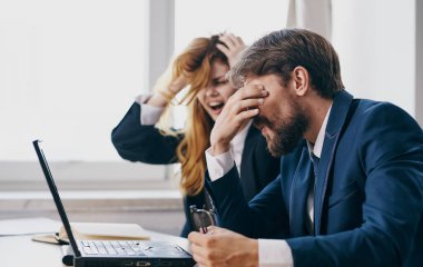 Bilgisayarda çalışan kadın ve erkek bilgisayar teknolojisi ofis duyguları iletişimi.