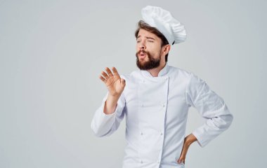 Başlık takmış duygusal aşçı el hareketlerini kopyala