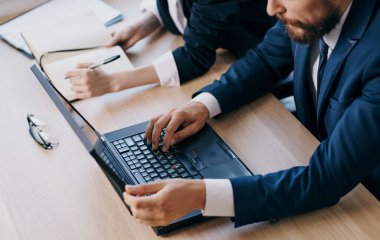 İş kadını ve erkek dizüstü bilgisayar ofis yöneticisi iş arkadaşları