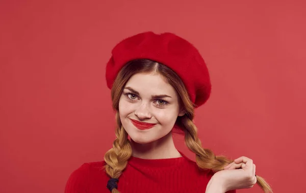 빨간 모자를 쓴 예쁜 여인이 매력적 인 외출복을 입고 있다 — 스톡 사진