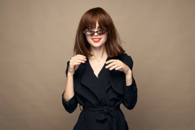 Gülümseyen koyu renk ceketli, izole bir arka planda gülümseyen.