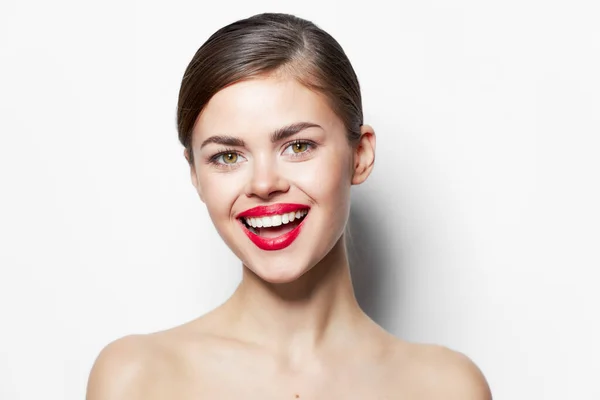 Attraktive Frau Nackte Schultern Lächeln Spaß attraktiv aussehen rote Lippen — Stockfoto