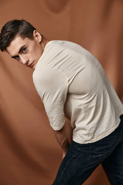 Hombre guapo peinado de moda ropa casual estudio autoconfianza estilo de vida — Foto de Stock