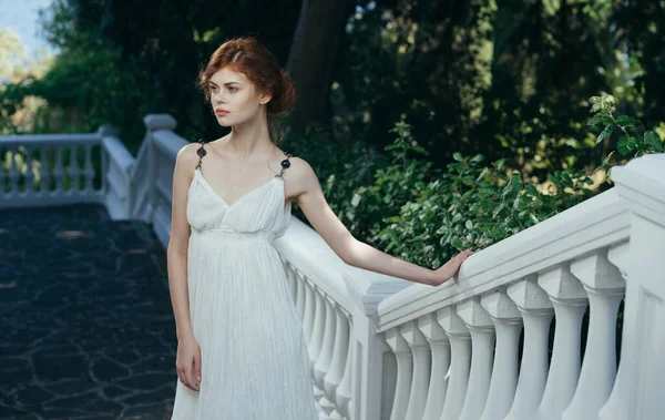 Красивая женщина в белом платье Мифология в греческом стиле — стоковое фото