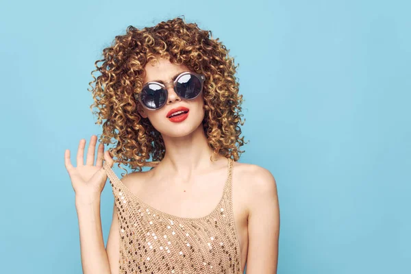 Женщины вьющиеся волосы солнцезащитные очки модная роскошная одежда красные губы — стоковое фото
