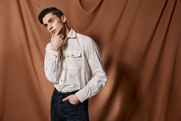 Homem de camisa branca auto-confiança estilo elegante estúdio tecido fundo — Fotografia de Stock